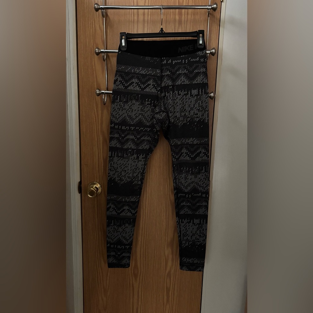 🖤Nike Women’s Black Patterned Leggings